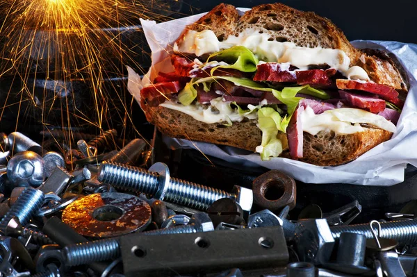 Sandwich mit Schweinefleisch, Salat und Mayonnaise in Werkstattkulisse Stockbild