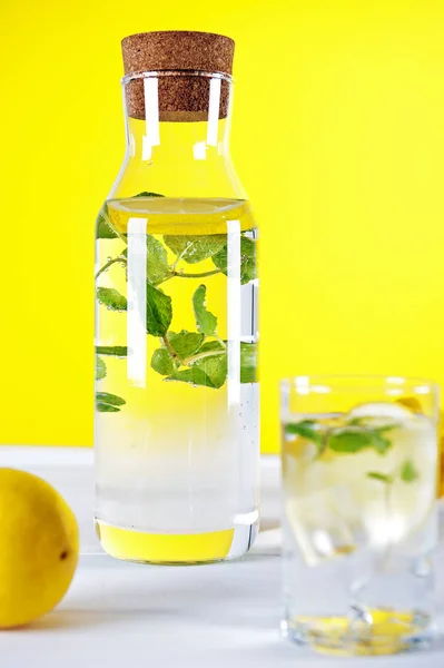 Limon ve nane Sarı zemin üzerine soğuk su