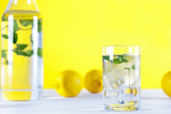 Limon ve nane Sarı zemin üzerine soğuk su