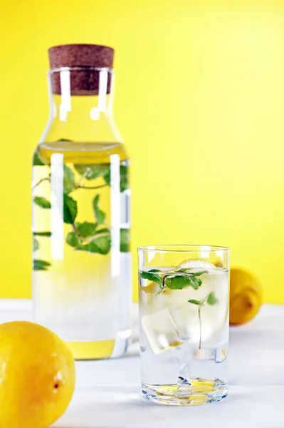 Limon ve nane Sarı zemin üzerine soğuk su