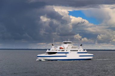 Dramatik bulutlar denizle feribota