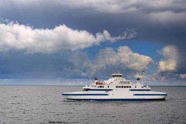 Dramatik bulutlar denizle feribota