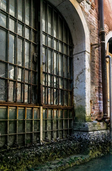 Blick Auf Vergitterte Eingangstür Über Wasserkanal — Stockfoto