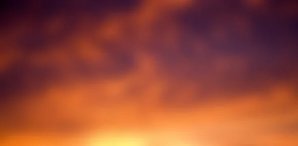 Vista Borrosa Nubes Tormenta Rodando Cielo Colores Púrpura Naranja Brillante — Foto de Stock