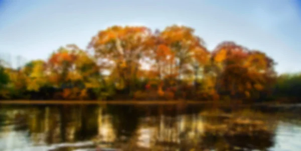 Осенний пейзаж из воды — стоковое фото