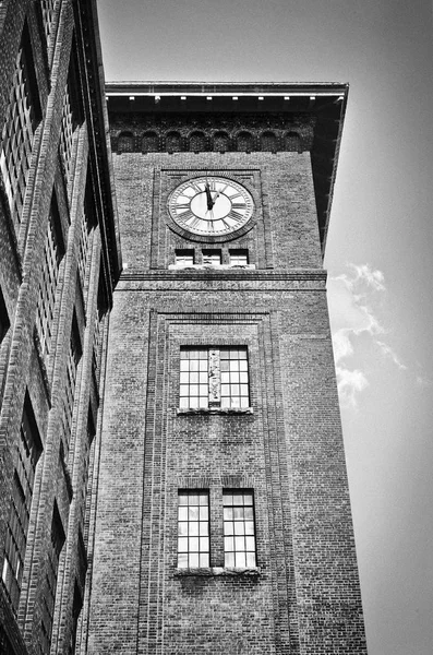 Vista Ángulo Bajo Torre Envejecida Con Reloj — Foto de Stock