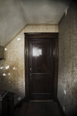 Grungy ve terk edilmiş evde ahşap kapı