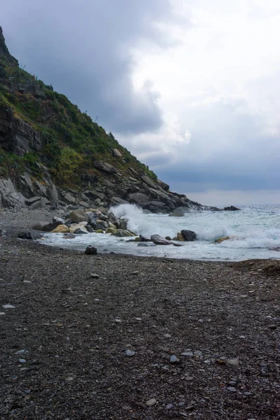Dalgalar Kayaların Üzerinden Deniz Sahil Şeridine — Stok fotoğraf