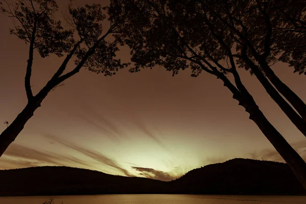 Árboles Siluetas Enmarcando Puesta Sol Sobre Lago Parque Nacional — Foto de Stock