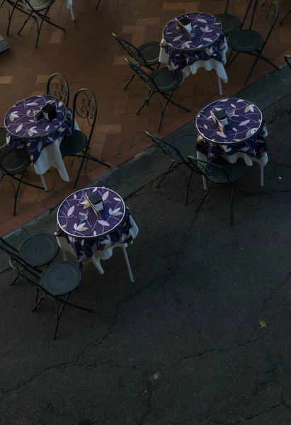 Tische Und Stühle Auf Der Außenterrasse — Stockfoto