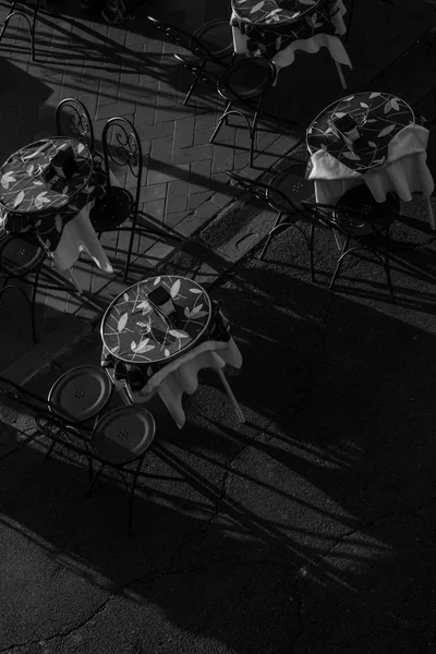 Monochromes Foto Von Tischen Und Stühlen Auf Der Außenterrasse — Stockfoto