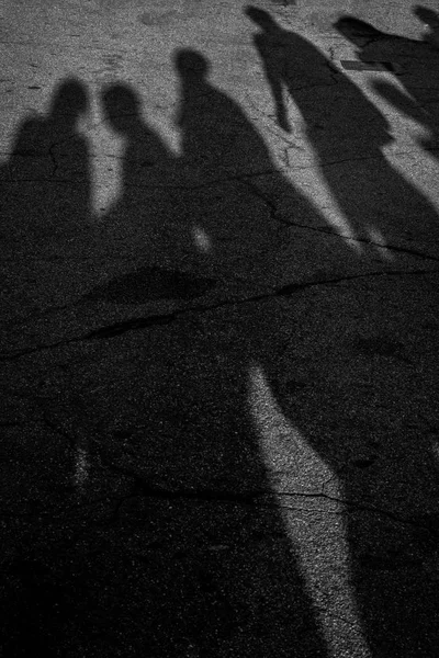 Shadows Emberek Tömeg Aszfalt — Stock Fotó