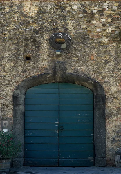石の壁に大きなグリーンの扉 — ストック写真