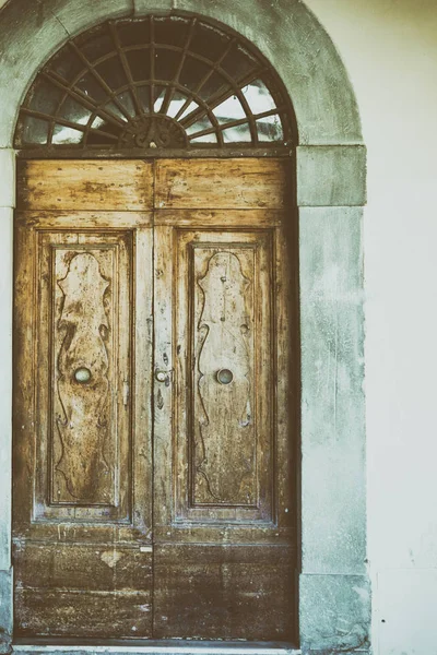 Old Wooden Door Arc Shaped — Stock Photo, Image