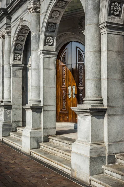 Edifício Envelhecido Intricado Com Porta Madeira — Fotografia de Stock