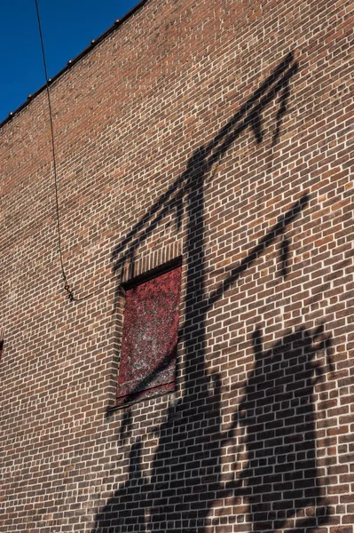 レンガの壁に電柱の影 — ストック写真