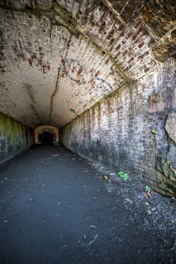 terk edilmiş tünel tuğla duvarlı