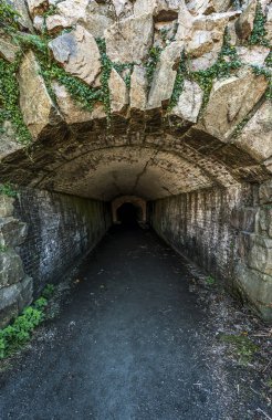 terk edilmiş tünel tuğla duvarlı
