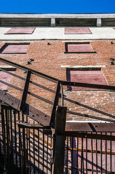 Mirando Hacia Arriba Edificio Ladrillo Con Escape Incendios Oxidado —  Fotos de Stock