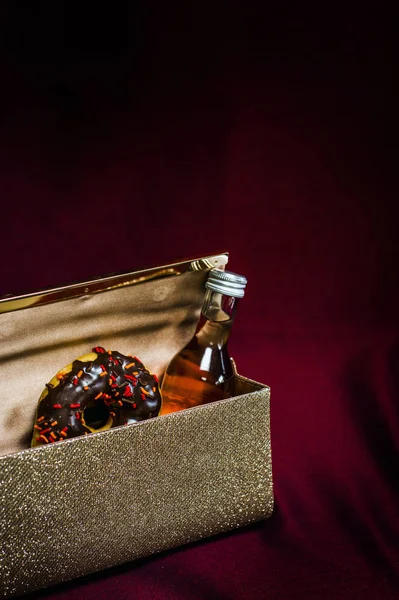女人用甜甜圈和酒的正式离合器 — 图库照片
