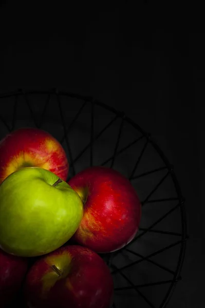 Drei Äpfel Auf Dunklem Hintergrund — Stockfoto