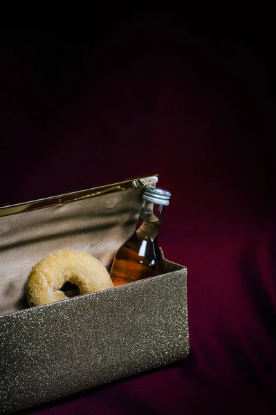 Женское Сцепление Пончиком Вином — стоковое фото