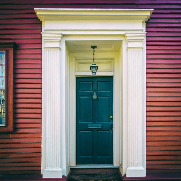 Колониальная Входная Дверь Традиционного Здания — стоковое фото