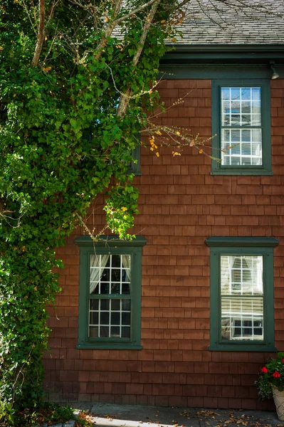 Braune Schindelfassade Des Hauses — Stockfoto