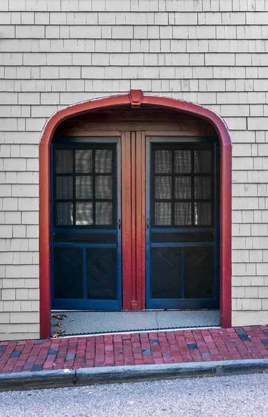 Δύο Πόρτες Μέσα Από Τοξωτά Κόκκινο Άνοιγμα Στο Κτίριο — Φωτογραφία Αρχείου