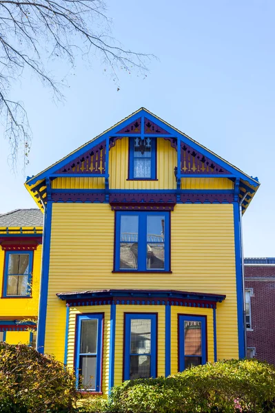 Kleurrijke Victorian House Blauwe Hemelachtergrond — Stockfoto