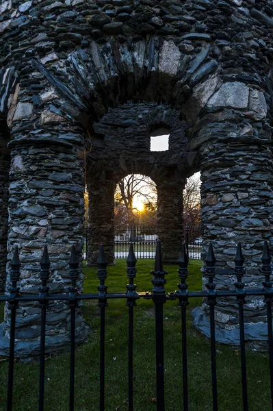 日落背景下的石塔拱门 — 图库照片