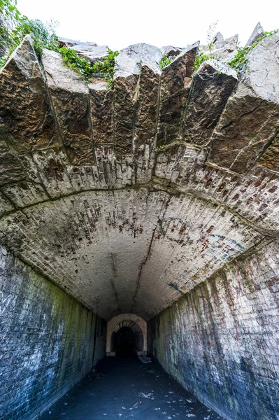 レンガの壁と放棄されたトンネル — ストック写真