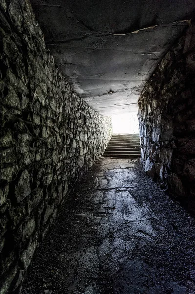 Заброшенный Тоннель Кирпичными Стенами — стоковое фото