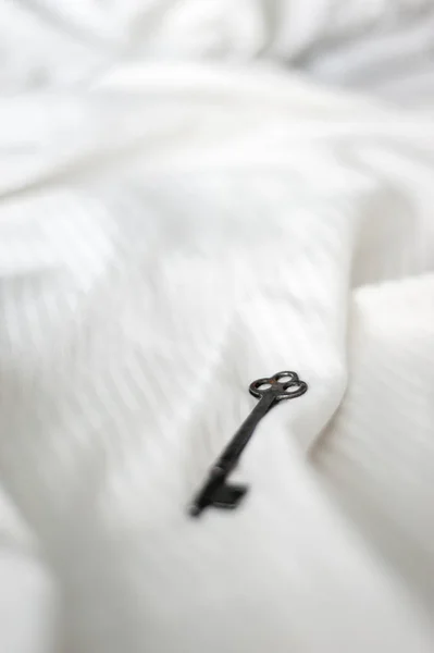 Close Skeleton Key Bed Sheets — Stock Photo, Image