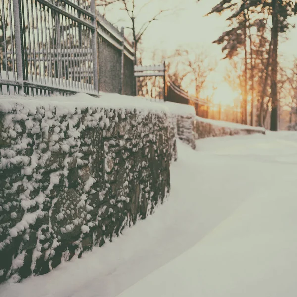 Cerca Coberta Neve Sobre Parede Pedra Inverno — Fotografia de Stock