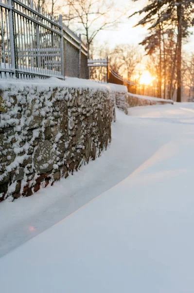 Cerca Coberta Neve Sobre Parede Pedra Inverno — Fotografia de Stock