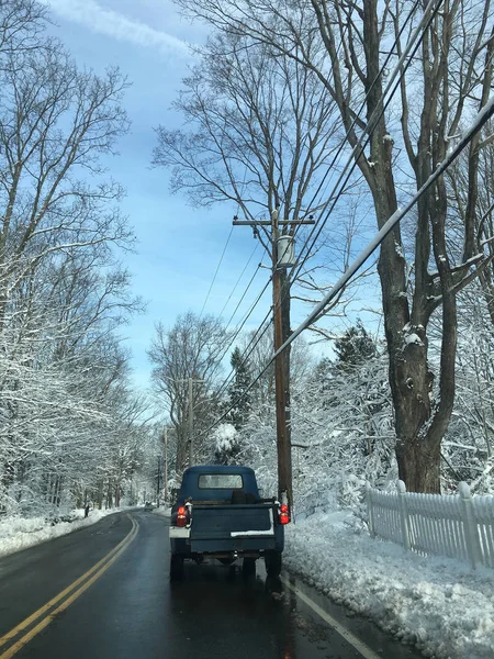 Дорога Авто Между Заснеженными Деревьями Зимой — стоковое фото