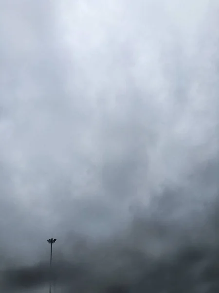 Light Pole Emerging Storm Clouds — Stock Photo, Image