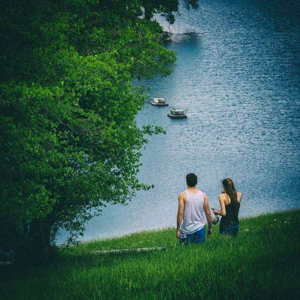 Par Spendera Tid Tillsammans Och Promenader Parken — Stockfoto