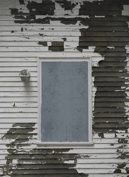 Ventana Tapiada Casa Con Revestimiento Pelado Pintura —  Fotos de Stock