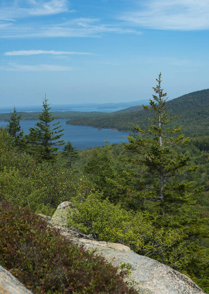 Вид с вершины горы в Национальном парке Акадия
