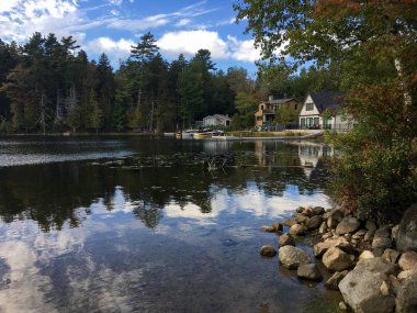 Göl ya da parktaki nehir.