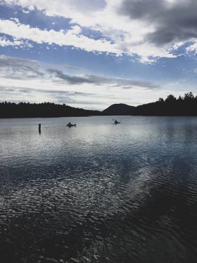 Göl manzaralı güzel bir manzara. 