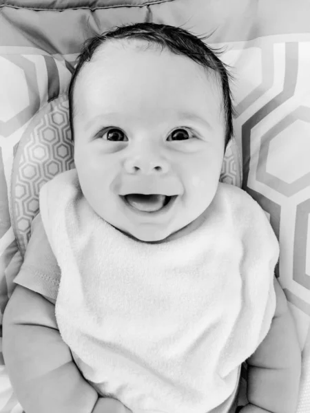 Rozkošný Usměvavý Chlapeček Černobílé — Stock fotografie