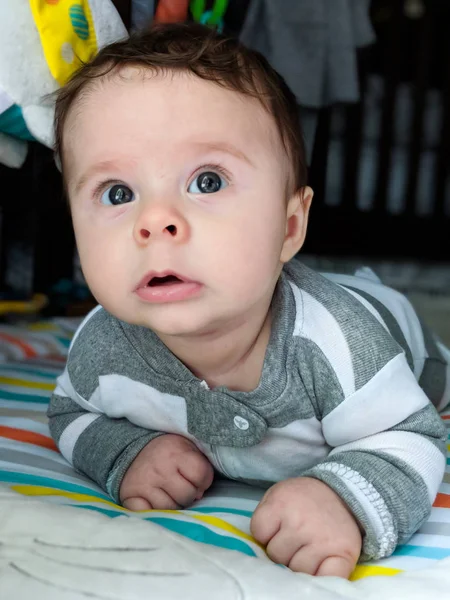 Baby Junge Auf Dem Bauch Spielt Bauch Zeit — Stockfoto