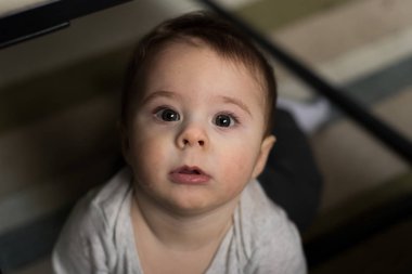 Bebek yukarı bakıyor.