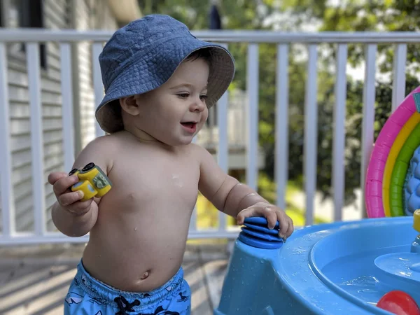 Entzückender Kleiner Junge Der Sommer Draußen Spielt — Stockfoto