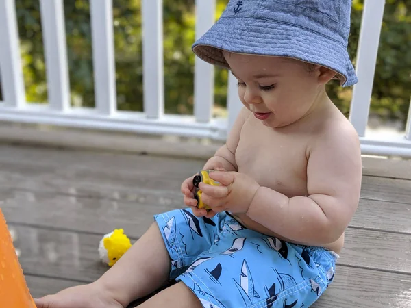 Entzückender Kleiner Junge Der Sommer Draußen Spielt — Stockfoto