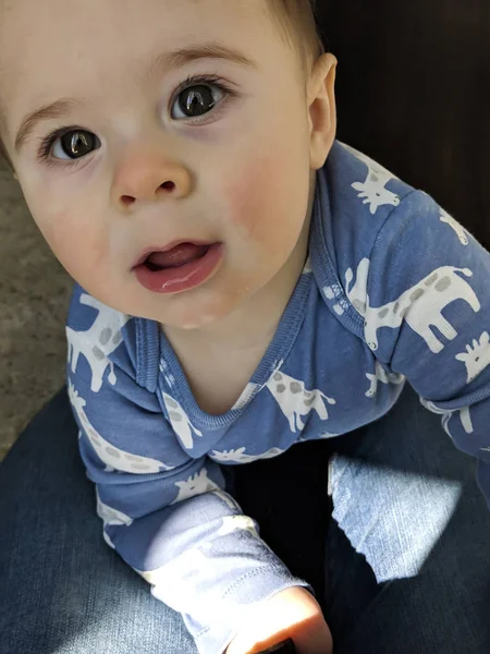 Süßer Kleiner Junge Blauen Pyjama Mit Giraffen — Stockfoto
