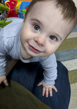 Arka planda gülümseyen bir bebek var.